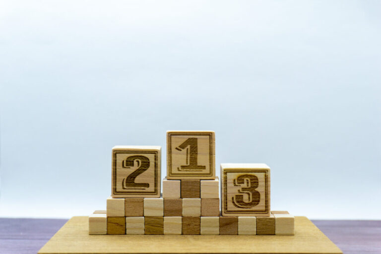 アドビストックで販売中ウッドキューブを積み上げたの3位までの表彰台