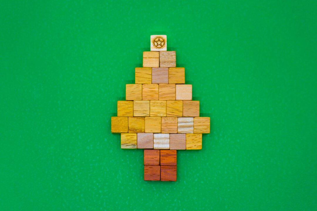 クリスマスをイメージしたウッドキューブの木