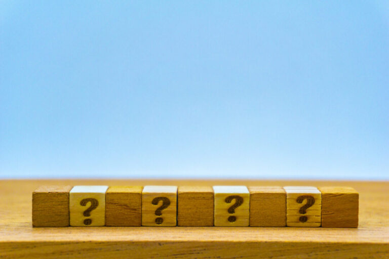 はてな4つとモザイクブロックを一直線に並べた疑問の装飾画像