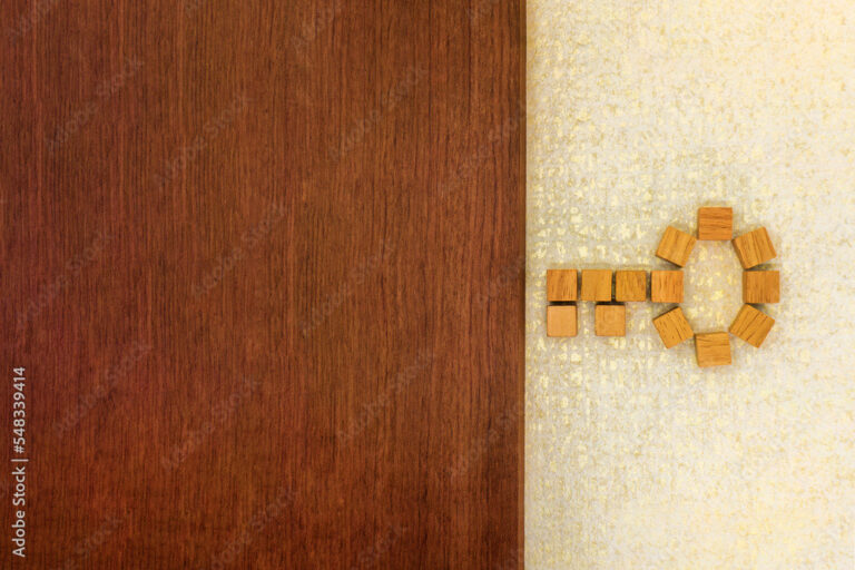 茶色のドアの板にウッドキューブで並べた鍵を差し込む背景
