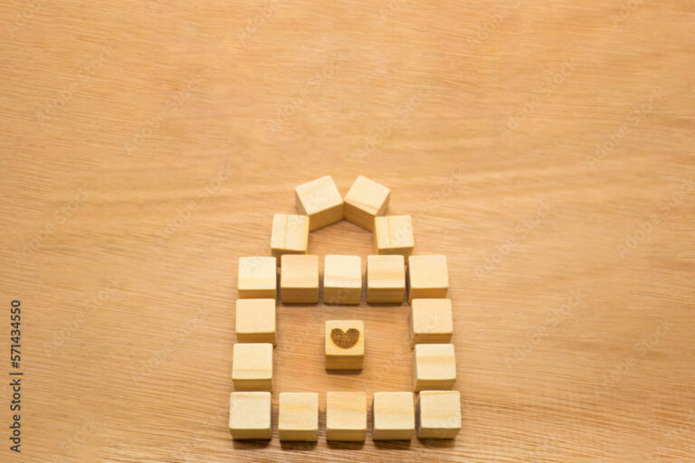 南京錠の形をしたウッドキューブのフレームで鍵穴がハートマークの木目の背景
