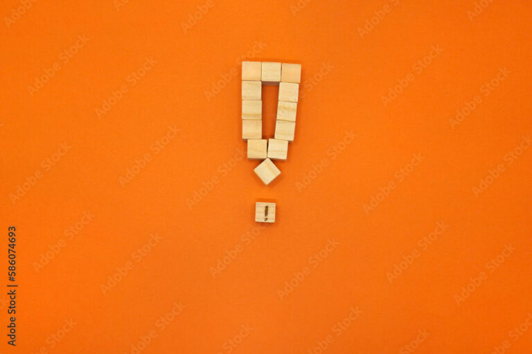 ビックリマークの形とマークを入れたウッドキューブが斜めに傾いているオレンジの背景
