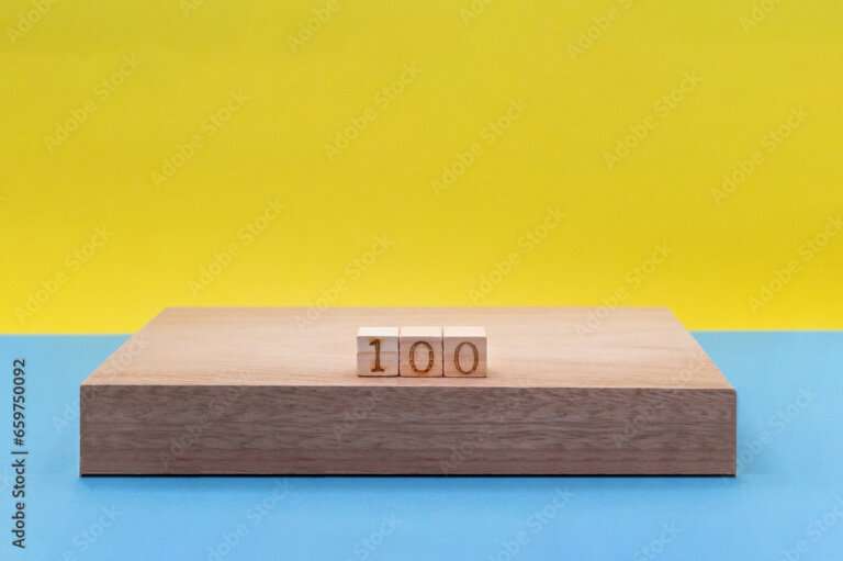 板の上に100の数字のウッドキューブを中央につめて置いた青と黄色に分かれた背景
