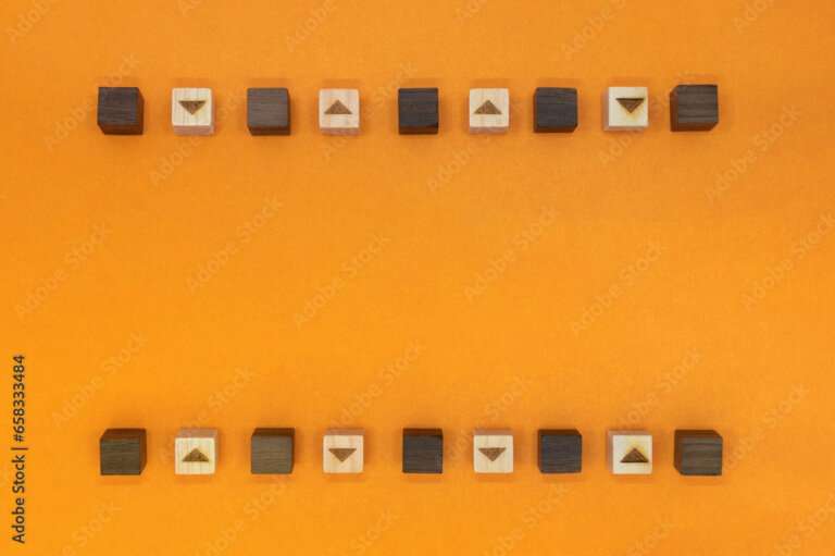 三角と黒いウッドキューブを交互に並べたオレンジの上下のラインの装飾フレーム