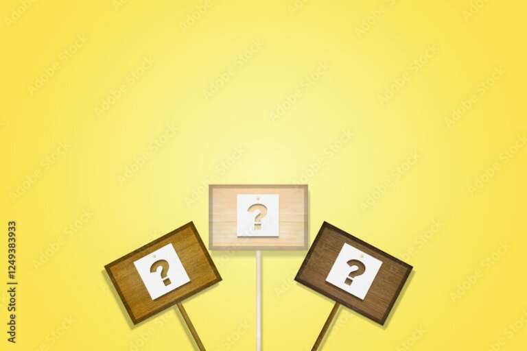 はてなが切り抜かれた紙が貼られた木製の3種類のプレートが中心に掲げられた黄色い背景